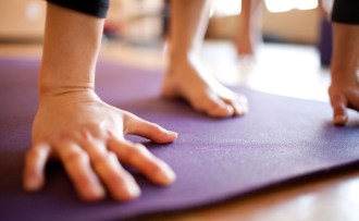 yoga-hands-mat